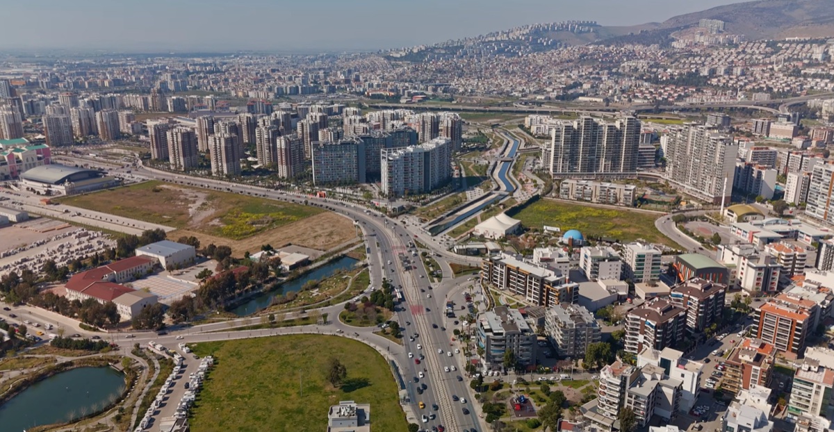 Karşıyaka ve Mavişehir'in havadan şehir görünümü