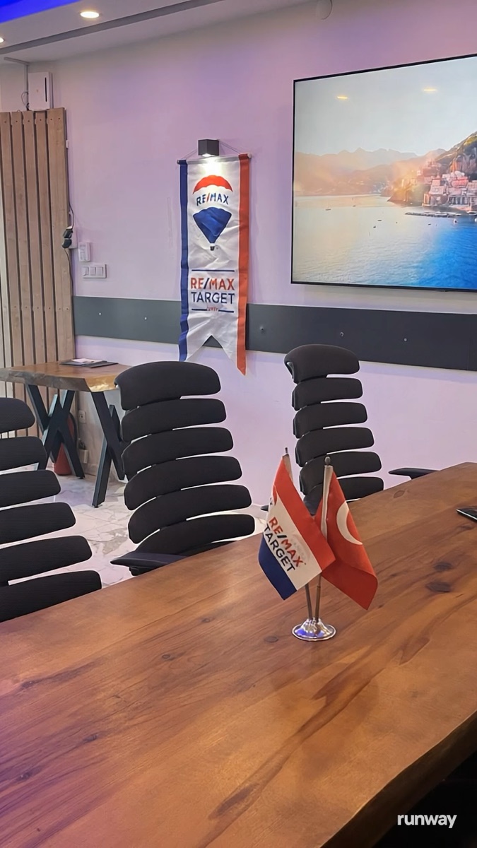 RE/MAX Target Bostanlı ofisinin toplantı alanı