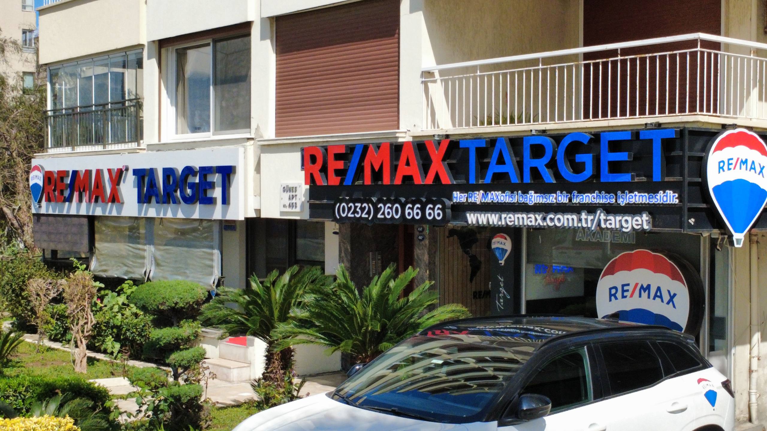 RE/MAX Target İzmir Bostanlı ofisinin dışarıdan görünümü